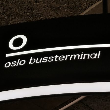 Oslo Bussterminal - Inngangsskilt