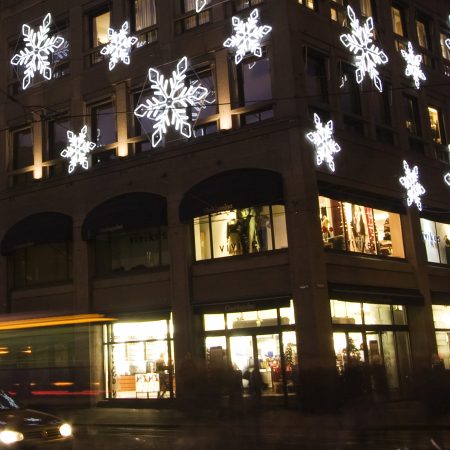 Lysdekor pynter Glasmagsinet til jul