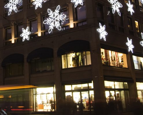 Lysdekor pynter Glasmagsinet til jul